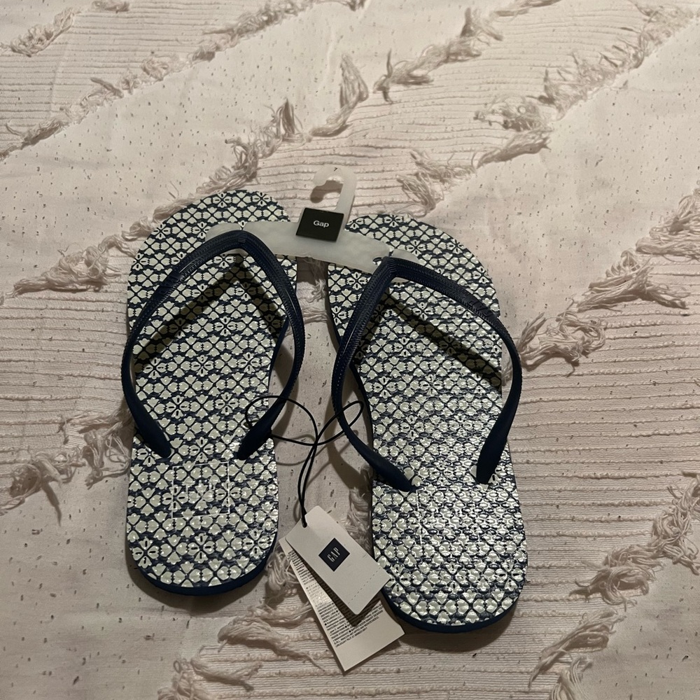 NEVER WORN*** Gap navy blue floral flip flops Size-7